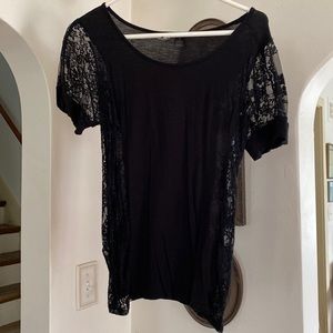 BKE Lacy sleeves and sides Top Black - size small